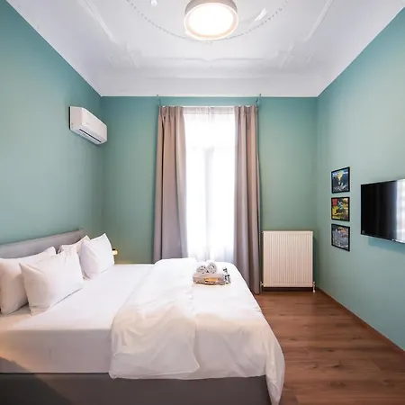 Fandango By Halu!, Gorgeous Neoclassical Next To Metro Station * Soluň