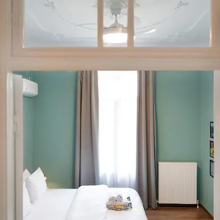 Fandango By Halu!, Gorgeous Neoclassical Next To Metro Station * Soluň